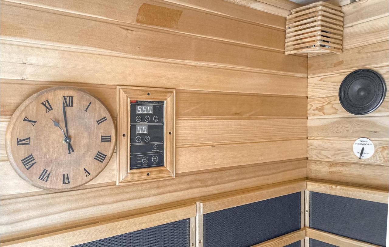 Cozy Home In Heinkenszand With Sauna Esterno foto